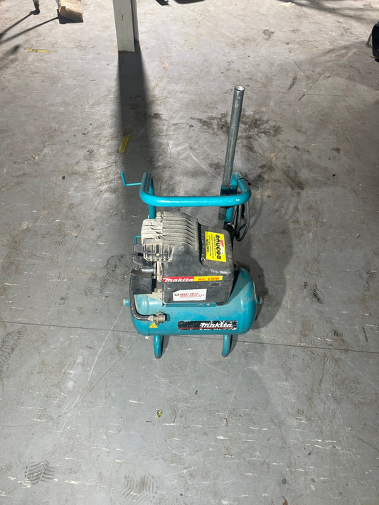 Makita AC1300 110V 20L Portable Air Compressor – Spares or Repair – Damaged Wheel - TRADE OUTLET SCOTLAND LTD