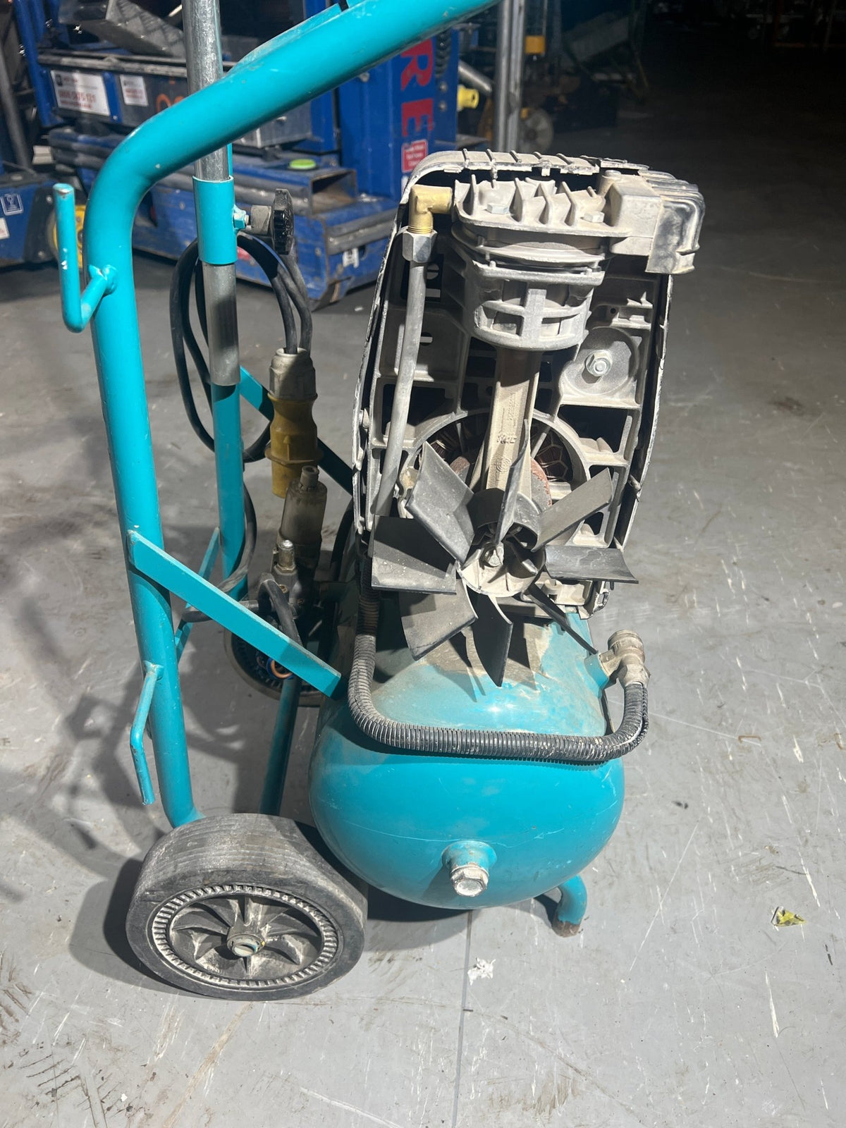 Makita AC1300 110V 20L Portable Air Compressor – Spares or Repair – Damaged Wheel - TRADE OUTLET SCOTLAND LTD