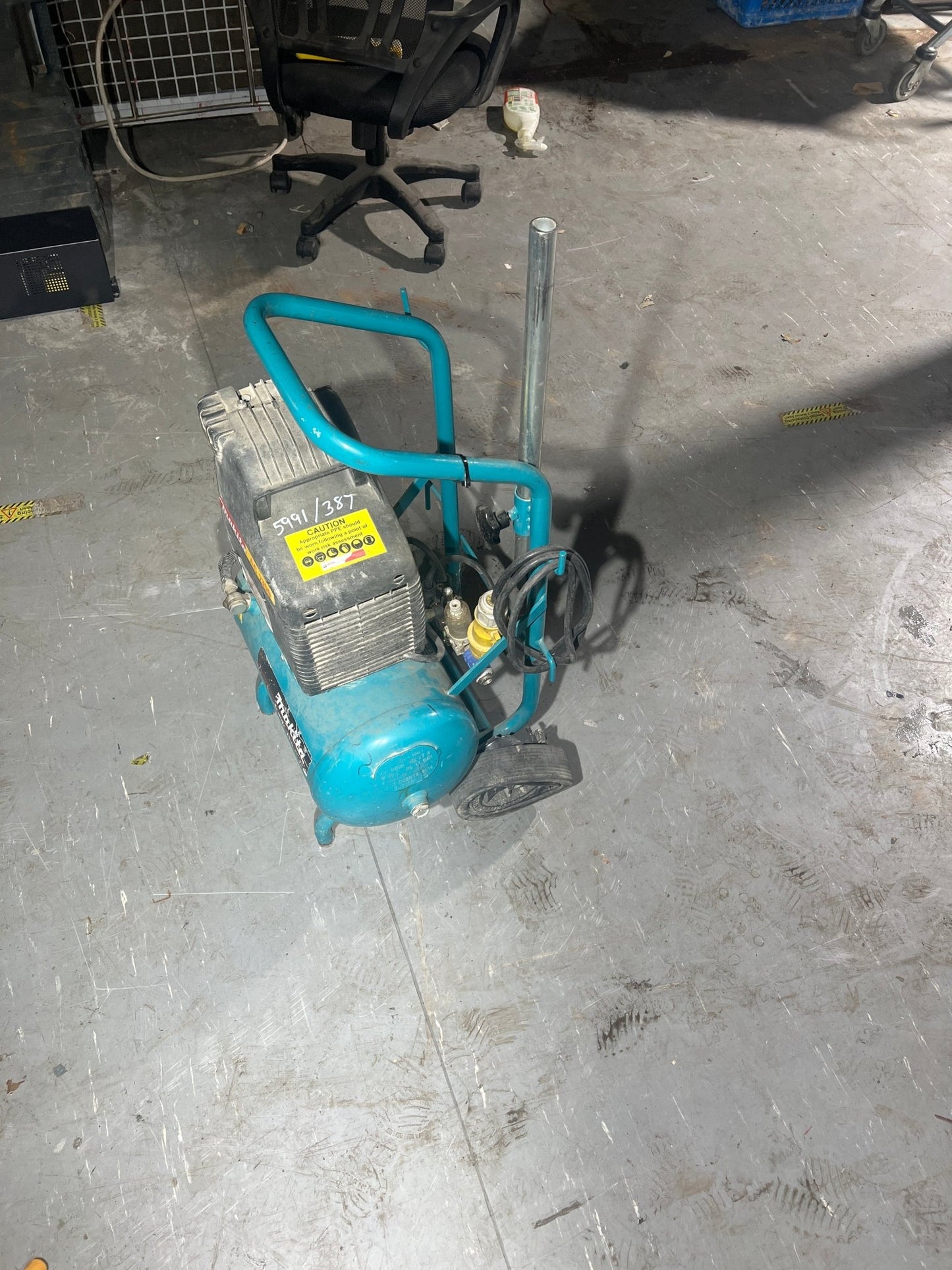 Makita AC1300 110V 20L Portable Air Compressor – Spares or Repair – Damaged Wheel - TRADE OUTLET SCOTLAND LTD