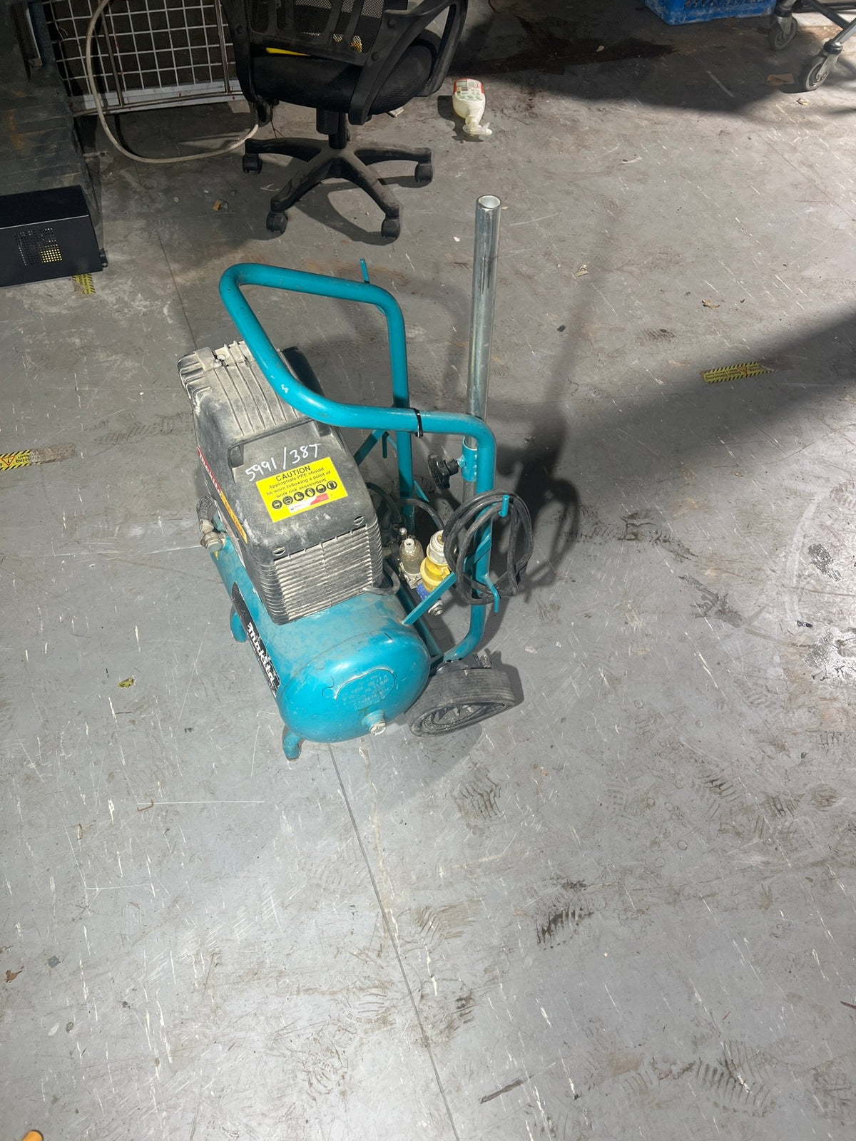 Makita AC1300 110V 20L Portable Air Compressor – Spares or Repair – Damaged Wheel - TRADE OUTLET SCOTLAND LTD