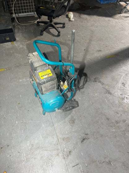 Makita AC1300 110V 20L Portable Air Compressor – Spares or Repair – Damaged Wheel - TRADE OUTLET SCOTLAND LTD