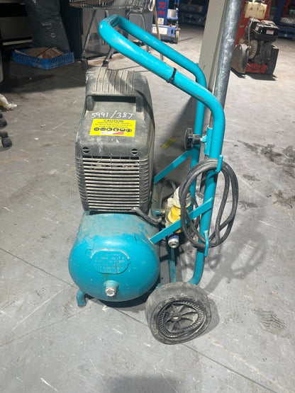 Makita AC1300 110V 20L Portable Air Compressor – Spares or Repair – Damaged Wheel - TRADE OUTLET SCOTLAND LTD