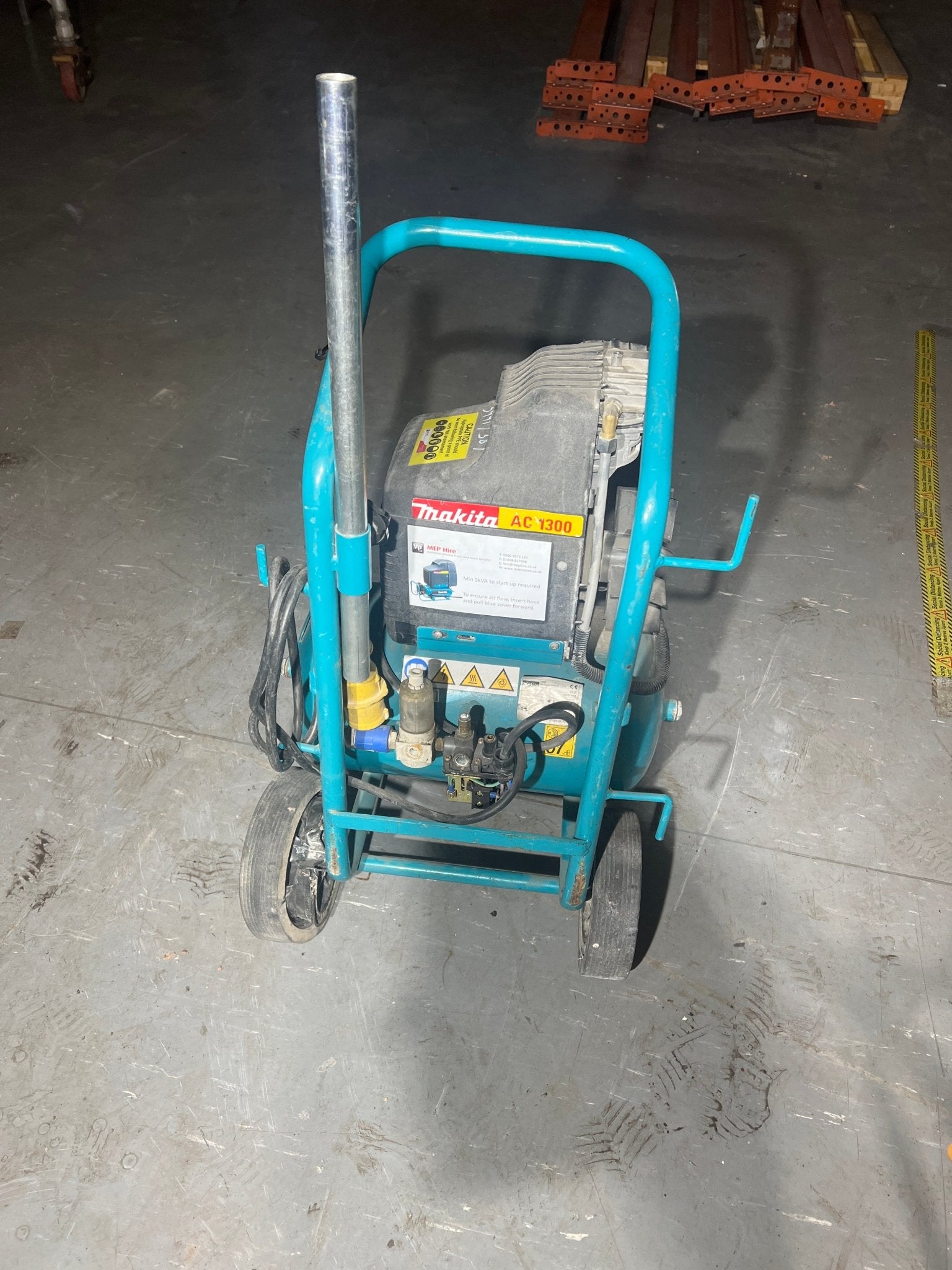 Makita AC1300 110V 20L Portable Air Compressor – Spares or Repair – Damaged Wheel - TRADE OUTLET SCOTLAND LTD