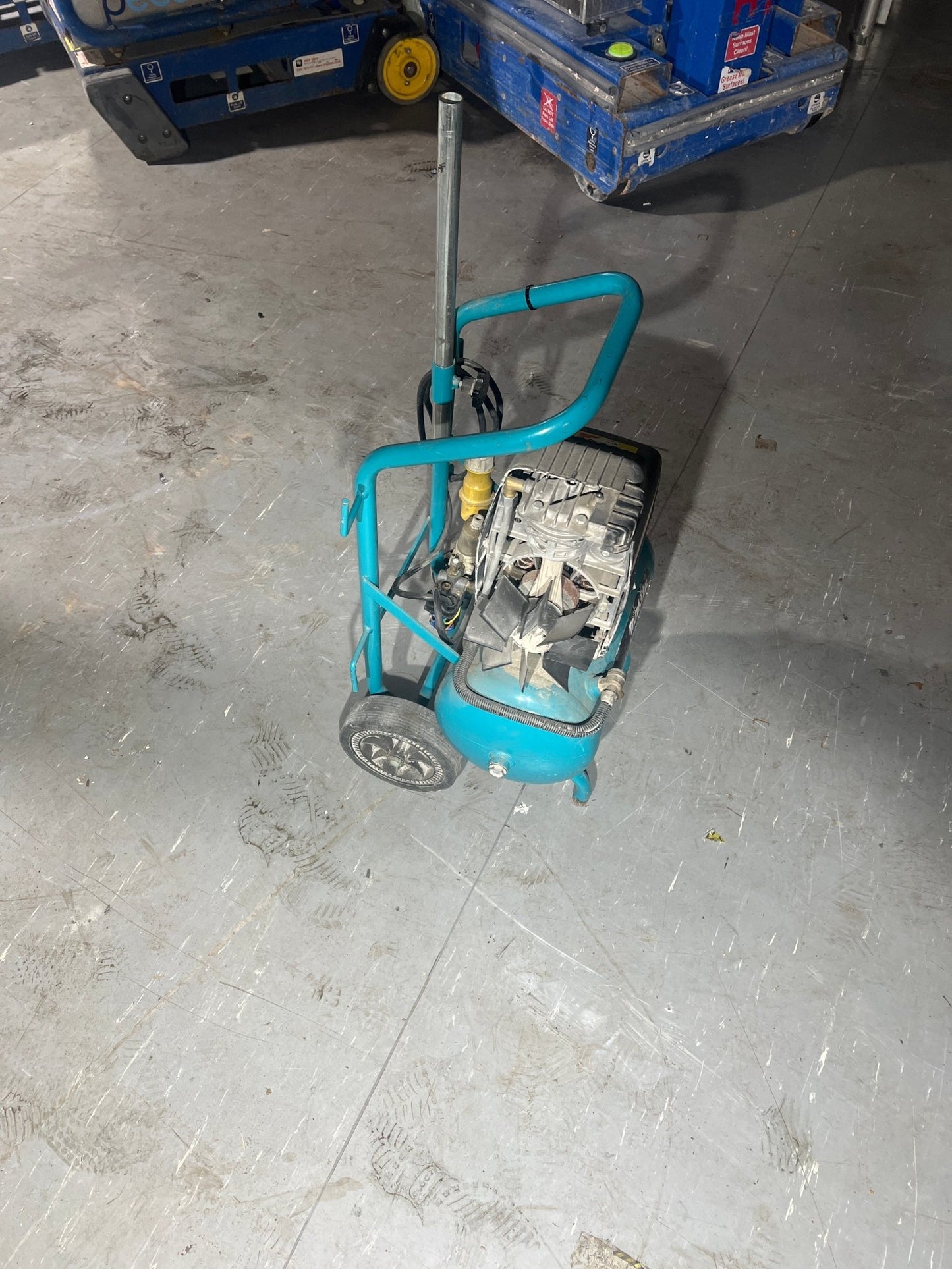 Makita AC1300 110V 20L Portable Air Compressor – Spares or Repair – Damaged Wheel - TRADE OUTLET SCOTLAND LTD